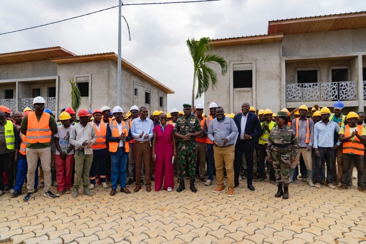 Bikélé : Oligui Nguema sur le site de relogement des déguerpis de Plaine Orety