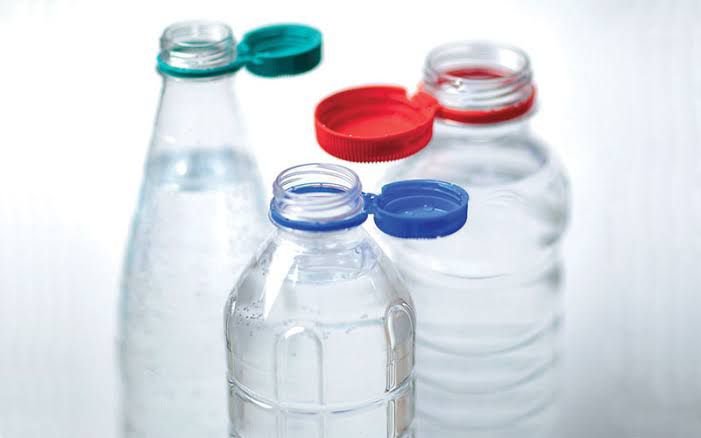Interdiction des bouteilles plastiques sans bouchon solidaire : une avancée pour l’environnement