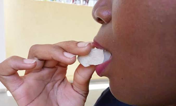 Le Kalaba : la « friandise » d’argile qui menace la santé des femmes gabonaises