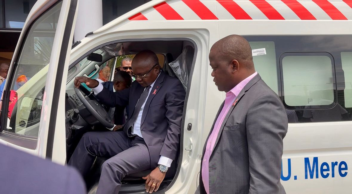 Santé maternelle et infantile : la Fondation BGFI Bank renforce les capacités du CHUMEFJE avec une ambulance médicalisée