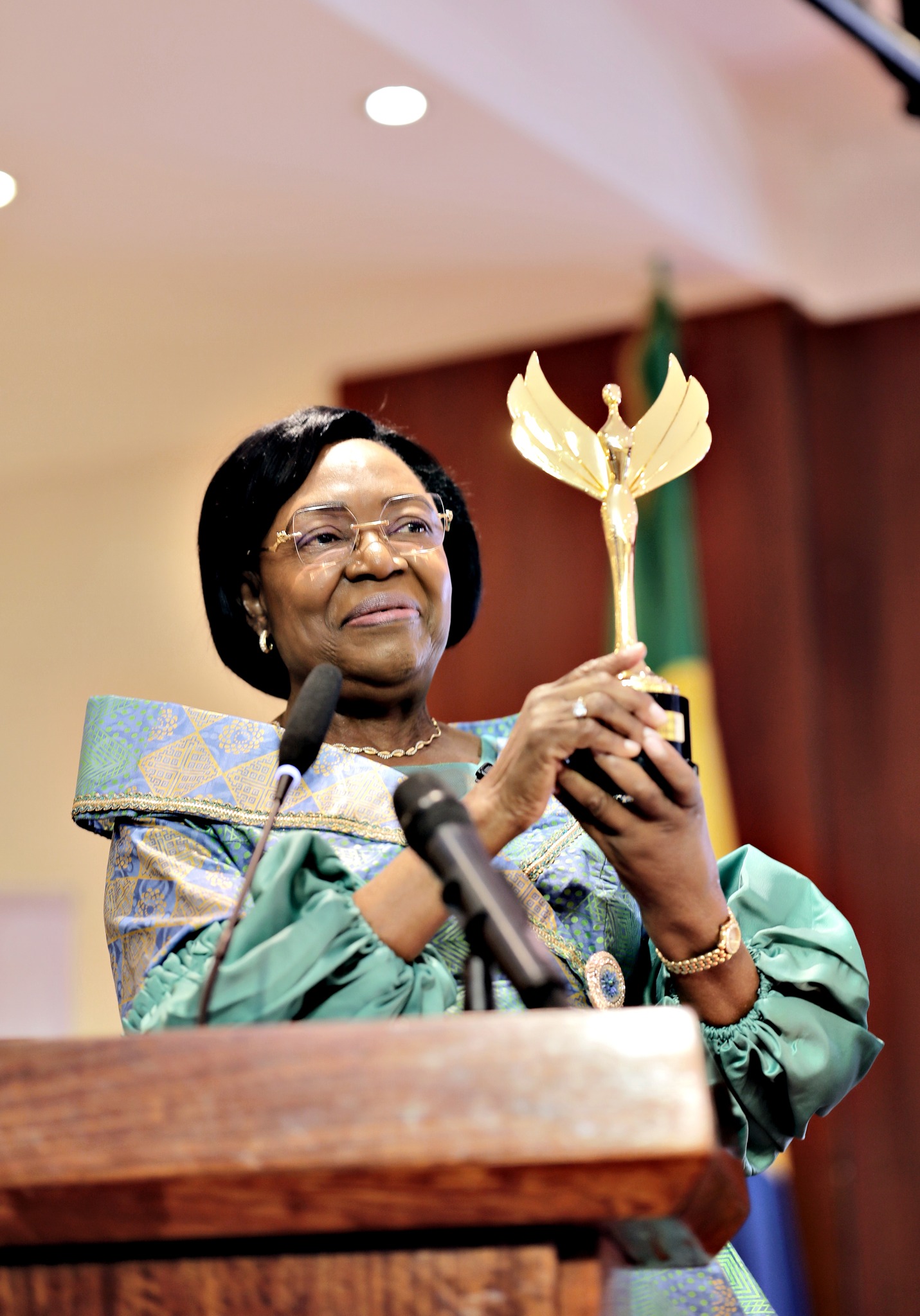 Leadership féminin : Paulette Missambo reçoit le prestigieux Napolitan Victory Award, dédié aux femmes engagées pour la paix
