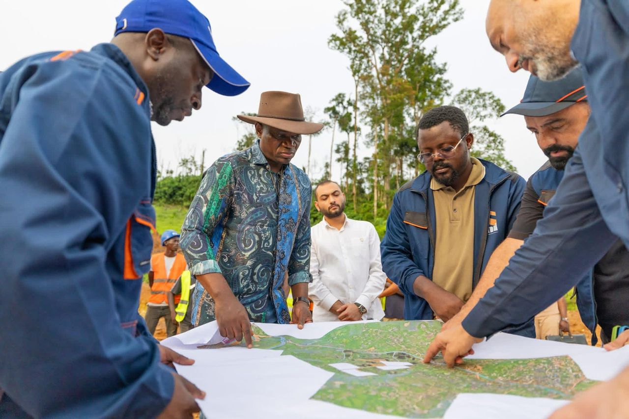 Infrastructures : Oligui Nguema inspecte les chantiers de Bikele Zong et la voie de contournement du Grand Libreville