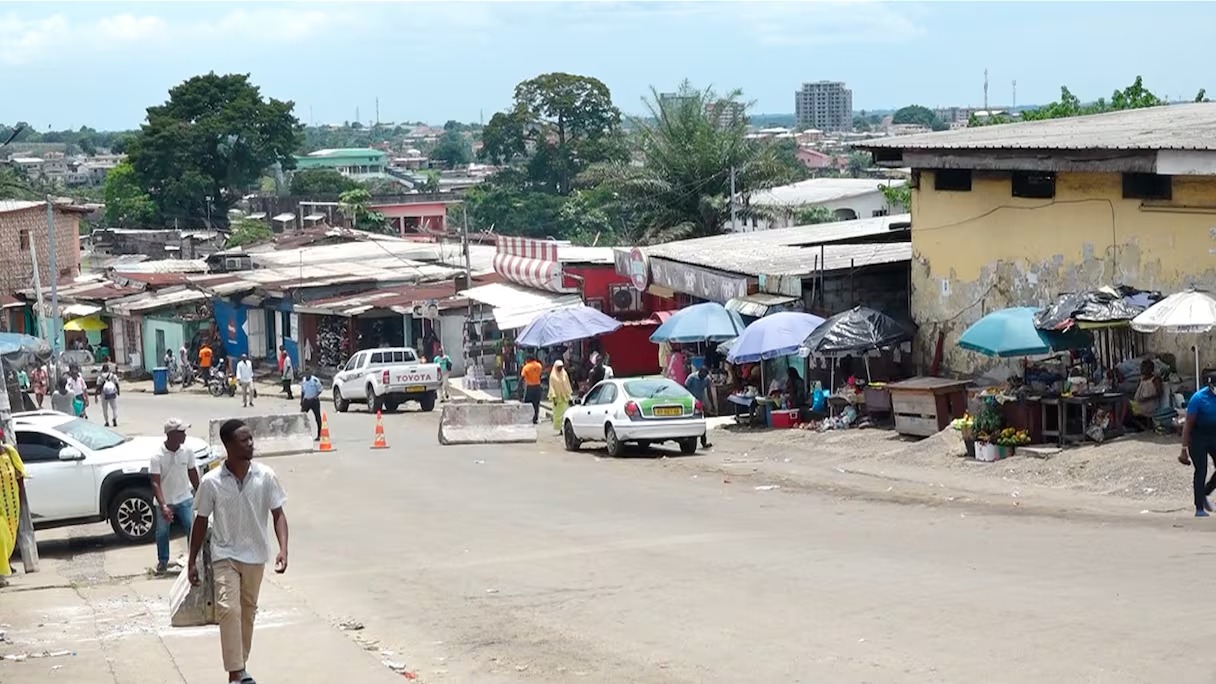 Derrière la prison : un jeune tué à cause de sa propre babouche