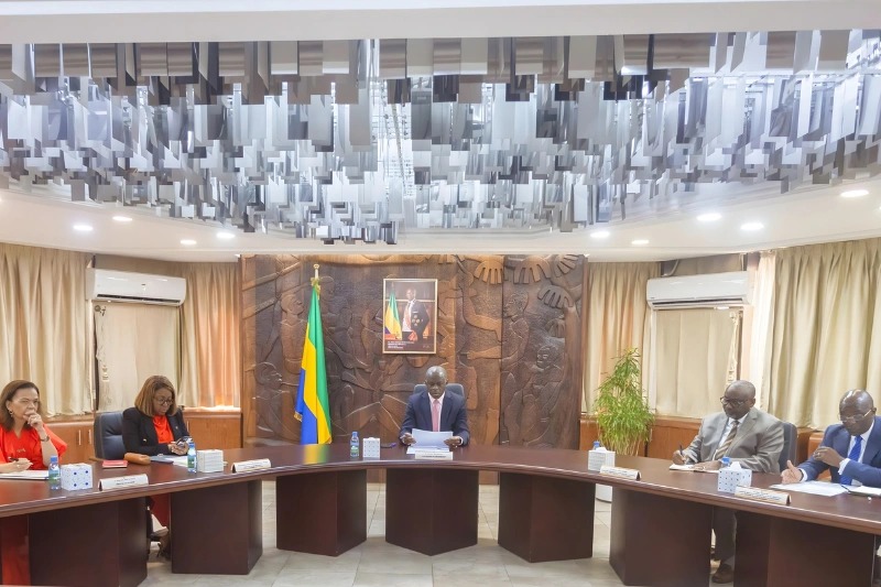 Électricité au Gabon : quand le solaire révèle les failles d’un système énergétique  Alors que le Gabon cherche à diversifier ses sources d’énergie et à réduire les coupures d’électricité qui affectent régulièrement les ménages, un projet de centrale sola