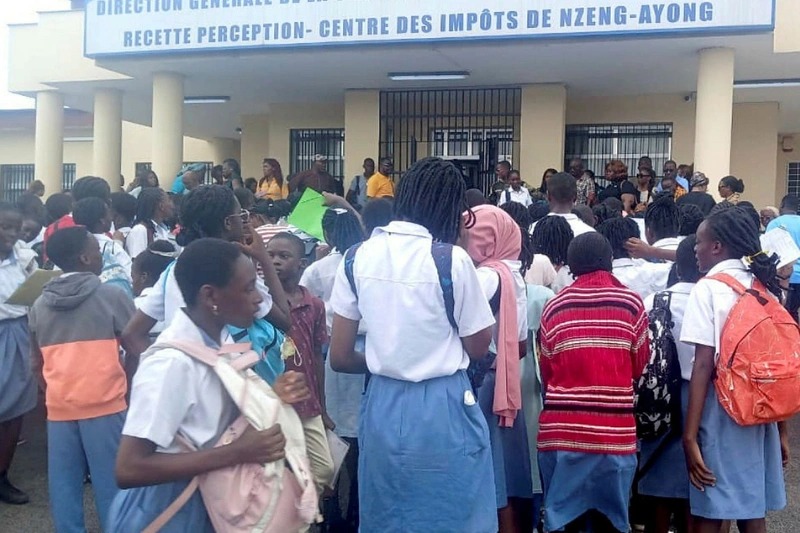 Bourses scolaires : forte affluence et longues attentes dans les centres de paiement