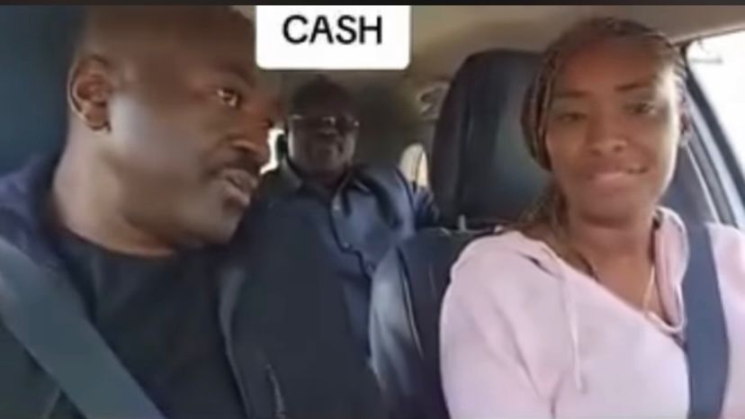 Taxi-Gab Woman : Cash met en lumière une jeune entrepreneure transportant Michel Régis Onanga