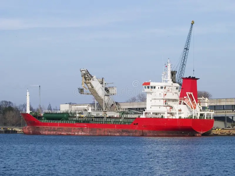 Carburant : un bateau d’essence dépoté à Owendo pour sécuriser l’approvisionnement du Grand Libreville
