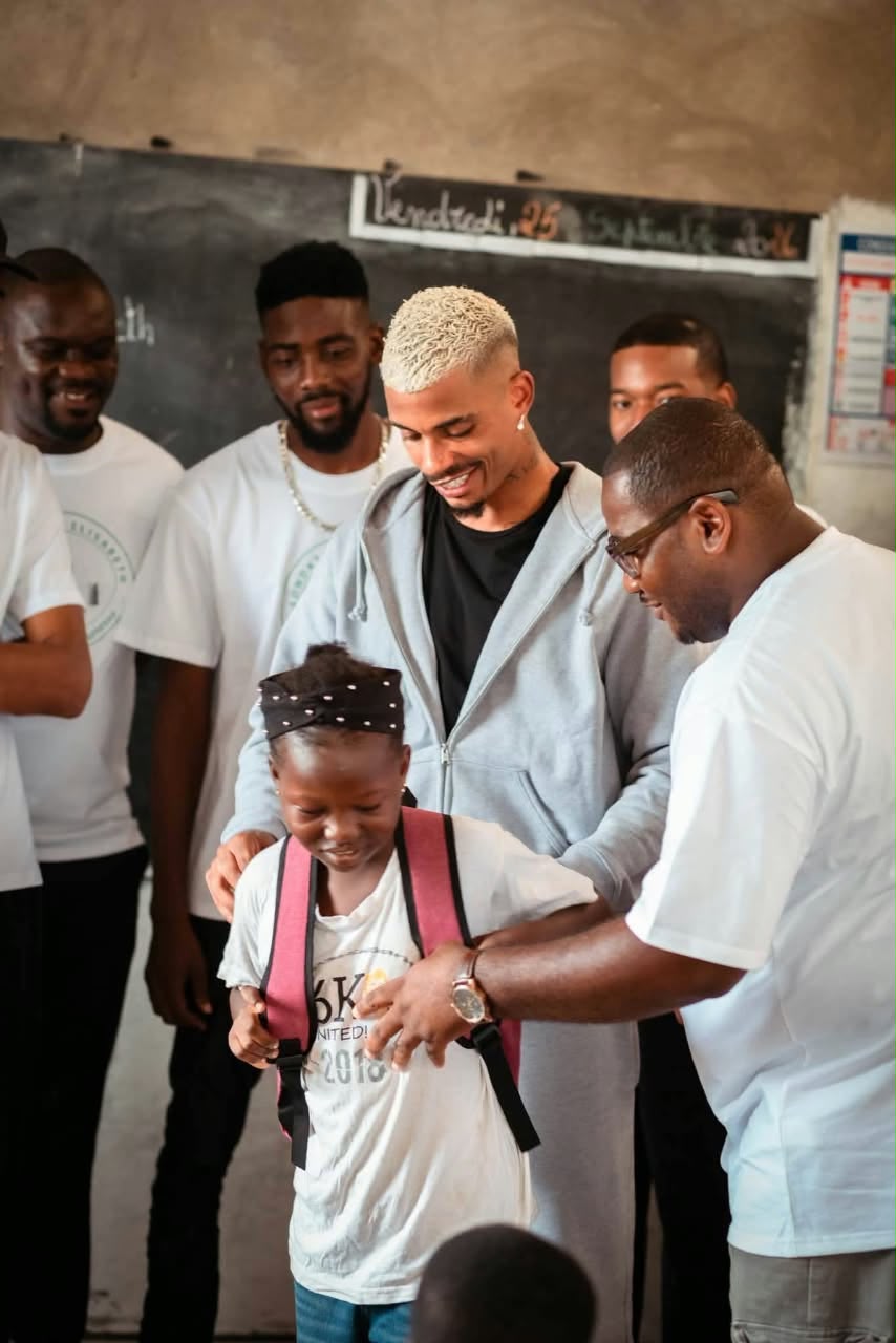 Solidarité : Mario Lemina offre des kits scolaires aux enfants d’Akanda