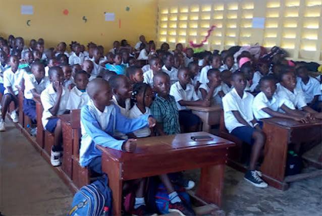 École publique au Gabon : quand trouver une place assise devient déjà un défi